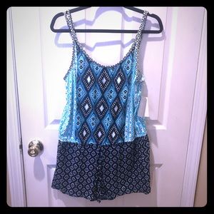 Kenneth Cole NWT beautiful print cover up!